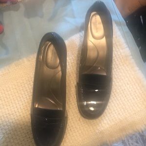 Bandolino navy patent heels